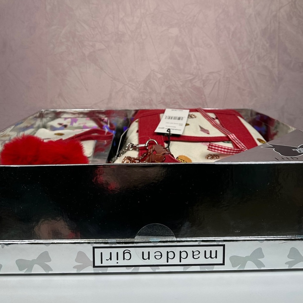 Madden Girl Red and Cream Food Patterned Mini Tote Gift Set - Picture 10 of 11